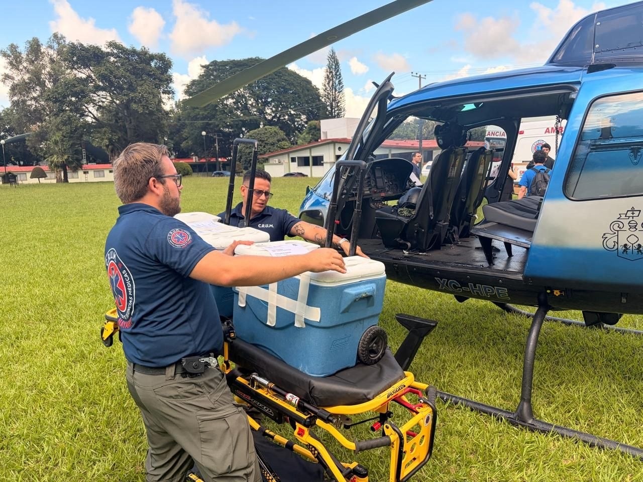 Personal prepara contenedores con órganos para su traslado en el helicóptero Zeus de Guadalajara.