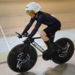 Ciclista durante una prueba de velocidad en el Velódromo Bicentenario de Aguascalientes.