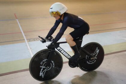 Ciclista durante una prueba de velocidad en el Velódromo Bicentenario de Aguascalientes.