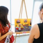 Asistentes observan obras del Concurso Nacional de Dibujo y Pintura Infantil y Juvenil durante una ceremonia en Baja California.