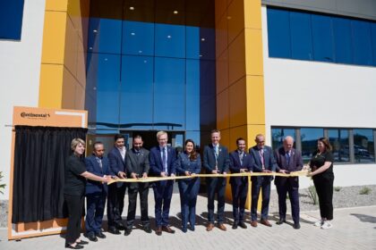 Autoridades y representantes empresariales durante la inauguración de instalaciones de Continental en Aguascalientes.