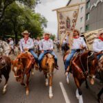 Participantes a caballo durante la Cabalgata Histórica de la Conspiración Ignacio Pérez en Querétaro.