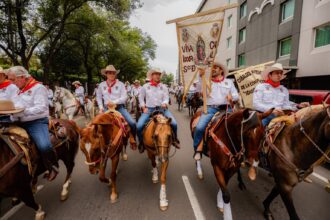 Participantes a caballo durante la Cabalgata Histórica de la Conspiración Ignacio Pérez en Querétaro.