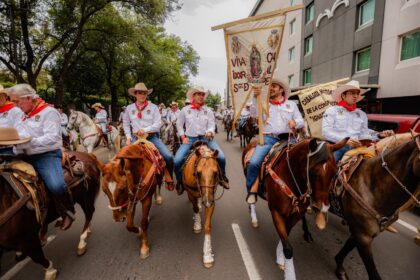 Participantes a caballo durante la Cabalgata Histórica de la Conspiración Ignacio Pérez en Querétaro.
