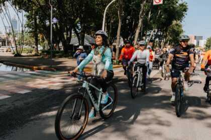Participantes recorren en bicicleta la Vía RecreActiva de Guadalajara durante su 22 aniversario.