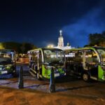 Unidades del transporte eléctrico gratuito en el Centro Histórico de Querétaro.
