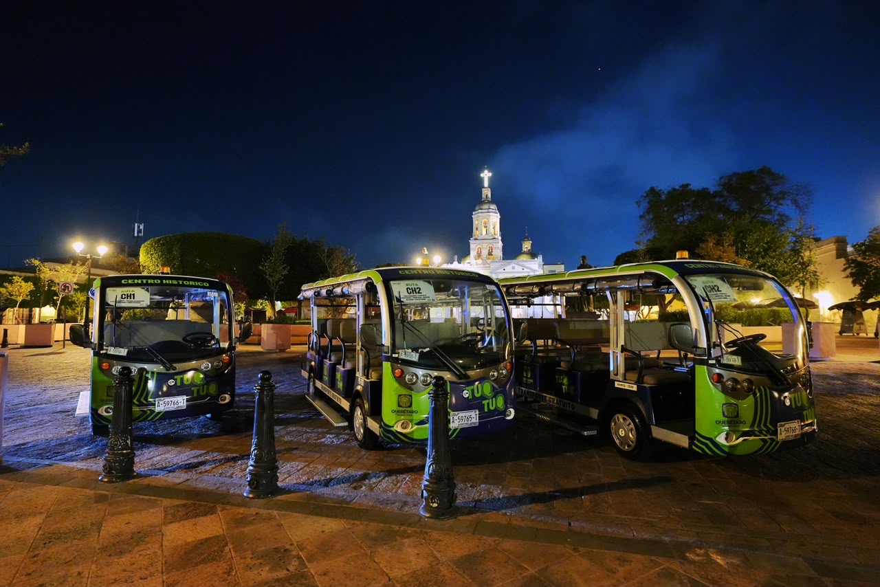 Unidades del transporte eléctrico gratuito en el Centro Histórico de Querétaro.