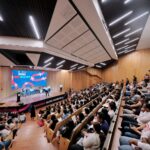 Jóvenes reunidos en un auditorio durante la entrega de Becas de Movilidad Internacional Vive México en Querétaro.