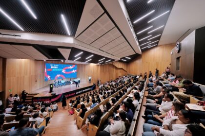 Jóvenes reunidos en un auditorio durante la entrega de Becas de Movilidad Internacional Vive México en Querétaro.
