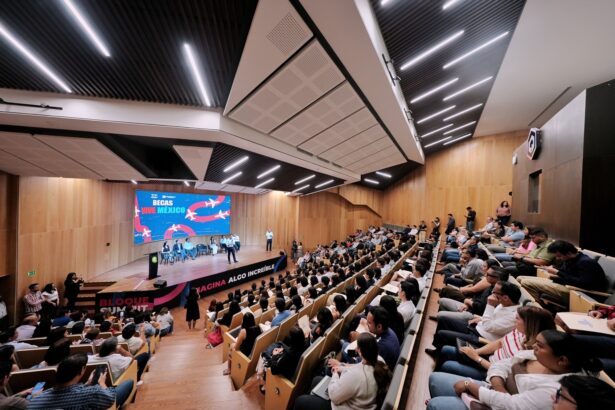 Jóvenes reunidos en un auditorio durante la entrega de Becas de Movilidad Internacional Vive México en Querétaro.
