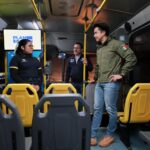 Felifer Macías supervisa una unidad del Transporte Escolar Gratuito del Municipio de Querétaro.
