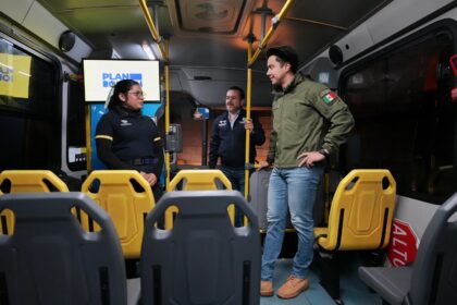 Felifer Macías supervisa una unidad del Transporte Escolar Gratuito del Municipio de Querétaro.