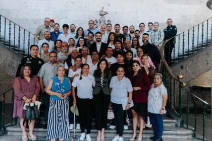 Representantes vecinales y autoridades municipales durante una reunión en Guadalajara.