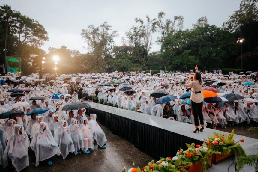 Asistentes bajo la lluvia durante el Segundo Informe de Gobierno de Guadalajara en la Concha Acústica del Parque Agua Azul.
