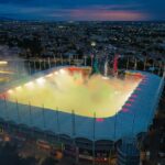 Vista aérea nocturna de un estadio en Aguascalientes durante un evento deportivo.