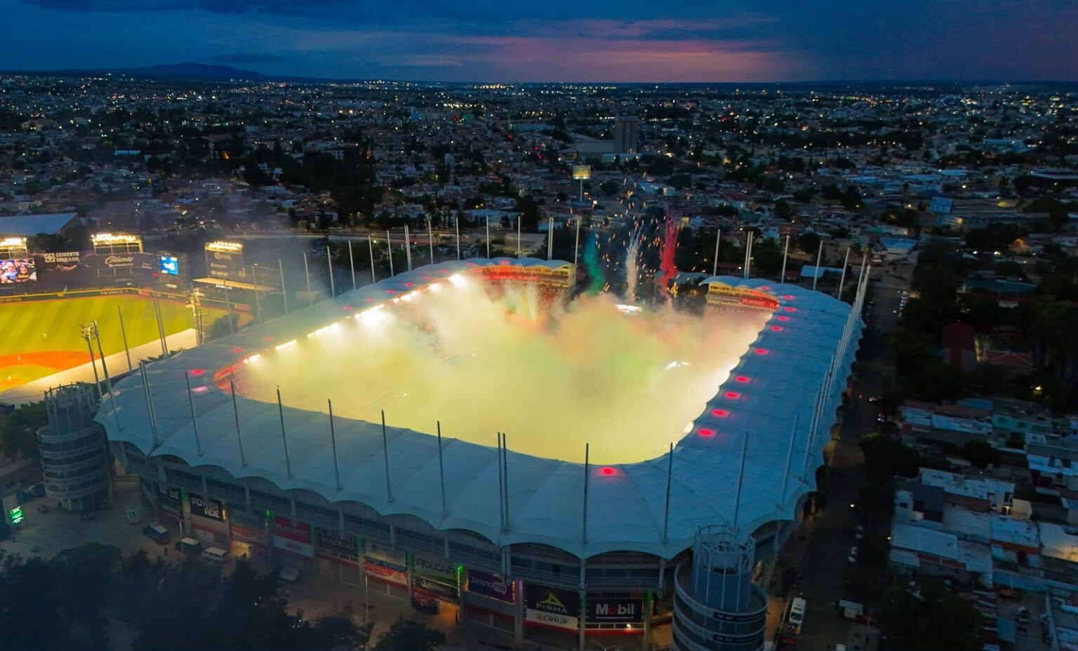 Vista aérea nocturna de un estadio en Aguascalientes durante un evento deportivo.