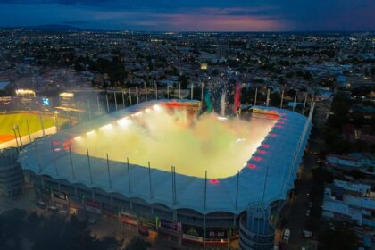 Vista aérea nocturna de un estadio en Aguascalientes durante un evento deportivo.