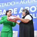 Tere Jiménez entrega apoyos del Instituto de Beneficencia Pública del Estado de Aguascalientes a una beneficiaria.