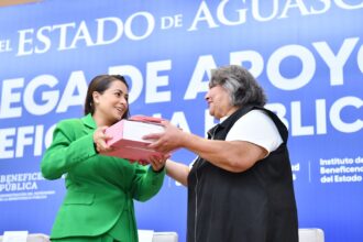 Tere Jiménez entrega apoyos del Instituto de Beneficencia Pública del Estado de Aguascalientes a una beneficiaria.