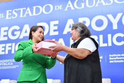 Tere Jiménez entrega apoyos del Instituto de Beneficencia Pública del Estado de Aguascalientes a una beneficiaria.