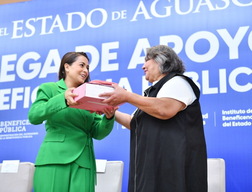 Tere Jiménez entrega apoyos del Instituto de Beneficencia Pública del Estado de Aguascalientes a una beneficiaria.