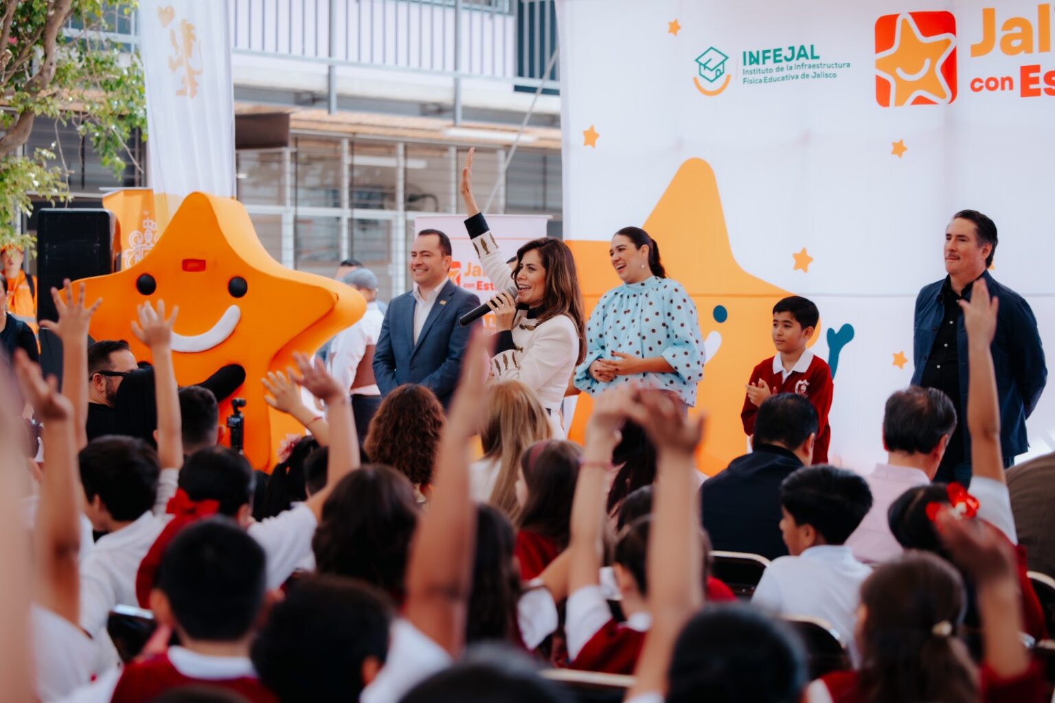 Vero Delgadillo durante la entrega de obras de rehabilitación en la Escuela Primaria Agustín Yáñez, en Guadalajara.