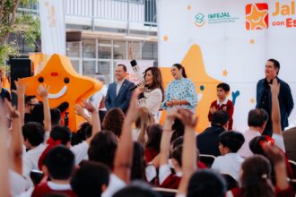 Vero Delgadillo durante la entrega de obras de rehabilitación en la Escuela Primaria Agustín Yáñez, en Guadalajara.