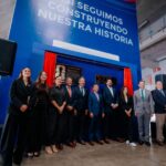 Autoridades y representantes durante la develación de la placa conmemorativa de la FIFA 2026 en el Estadio Guadalajara.