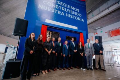 Autoridades y representantes durante la develación de la placa conmemorativa de la FIFA 2026 en el Estadio Guadalajara.
