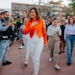 Vero Delgadillo durante un recorrido por espacios públicos de Guadalajara acompañada de vecinos y personal municipal.