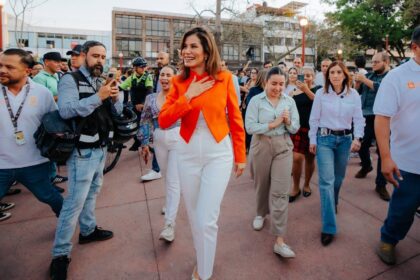 Vero Delgadillo durante un recorrido por espacios públicos de Guadalajara acompañada de vecinos y personal municipal.