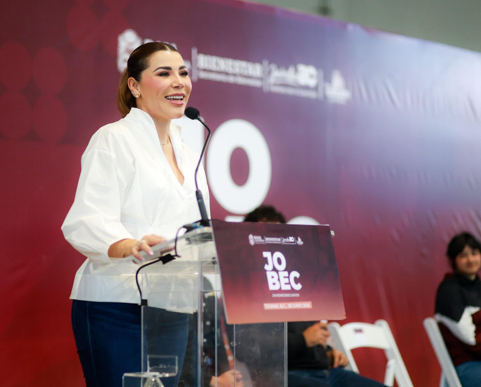 Marina del Pilar Ávila Olmeda durante un evento de becas JOBEC en Baja California.