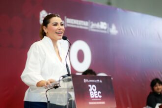 Marina del Pilar Ávila Olmeda durante un evento de becas JOBEC en Baja California.