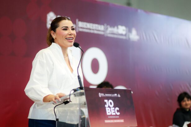 Marina del Pilar Ávila Olmeda durante un evento de becas JOBEC en Baja California.