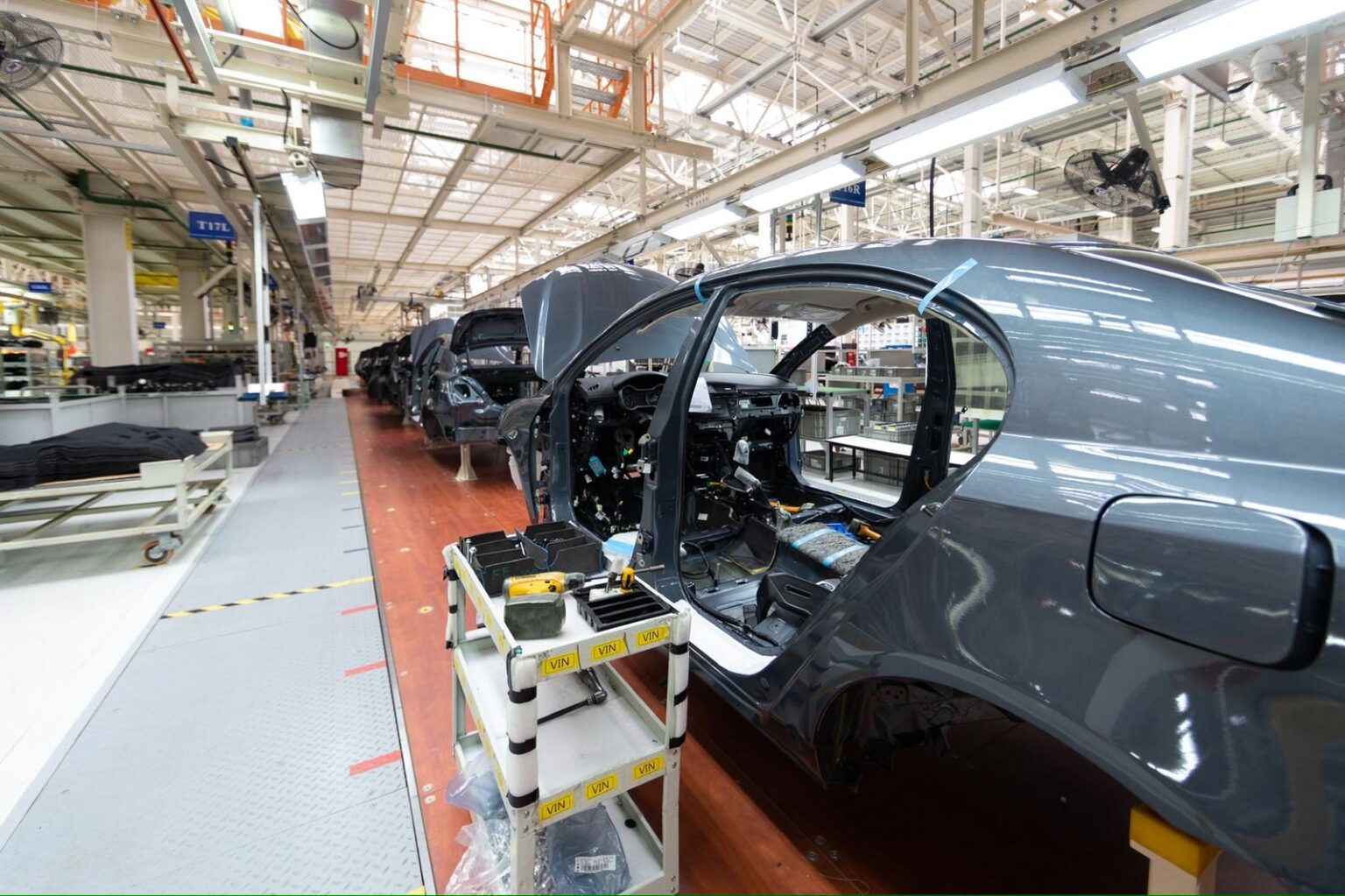 Línea de producción de vehículos en una planta de la industria automotriz.