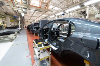 Línea de producción de vehículos en una planta de la industria automotriz.