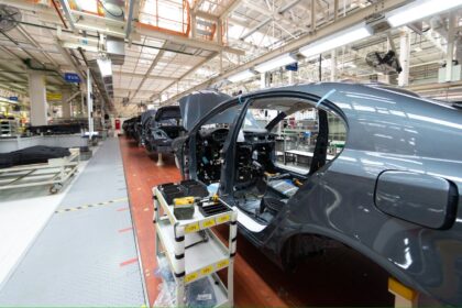 Línea de producción de vehículos en una planta de la industria automotriz.