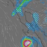 Mapa meteorológico con zonas de lluvia y tormenta sobre Baja California y el noroeste de México.