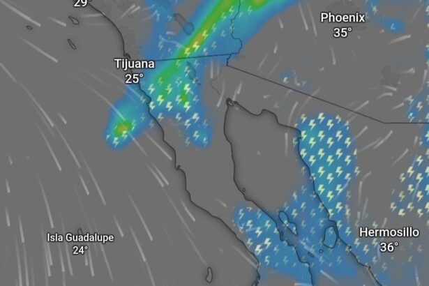 Mapa meteorológico con zonas de lluvia y tormenta sobre Baja California y el noroeste de México.