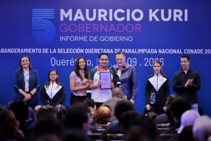 Autoridades y atletas durante el abanderamiento de la Selección Queretana rumbo a la Paralimpiada Nacional CONADE 2026.