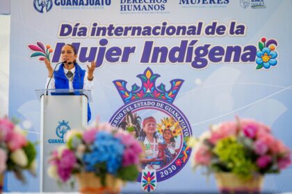 Libia Dennise García Muñoz Ledo durante la ceremonia por el Día Internacional de la Mujer Indígena en Tierra Blanca, Guanajuato.