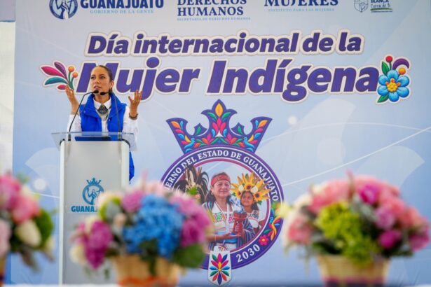 Libia Dennise García Muñoz Ledo durante la ceremonia por el Día Internacional de la Mujer Indígena en Tierra Blanca, Guanajuato.