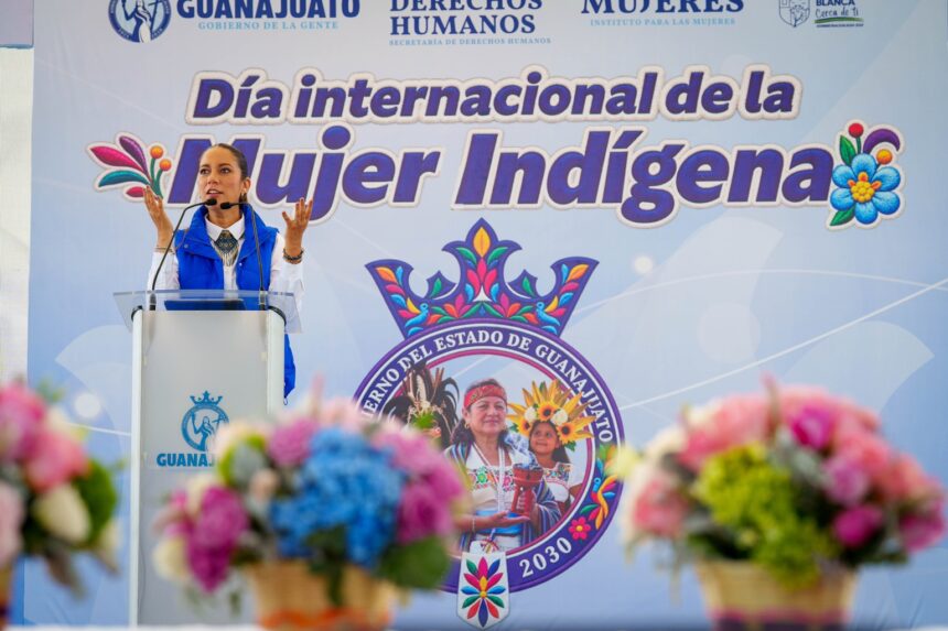 Libia Dennise García Muñoz Ledo durante la ceremonia por el Día Internacional de la Mujer Indígena en Tierra Blanca, Guanajuato.