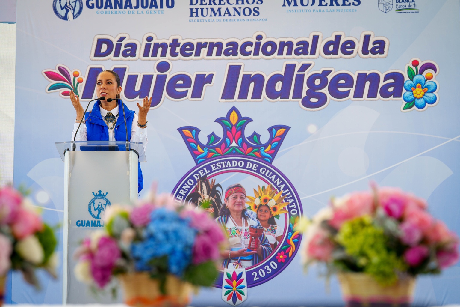 Libia Dennise García Muñoz Ledo durante la ceremonia por el Día Internacional de la Mujer Indígena en Tierra Blanca, Guanajuato.