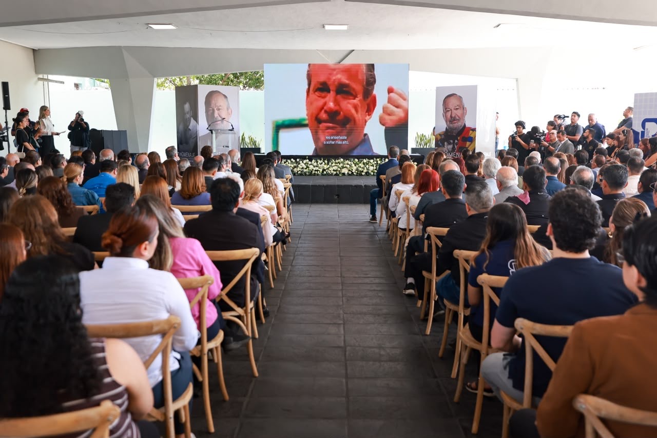 Asistentes al homenaje realizado en San Pedro Garza García en memoria de Mauricio Fernández Garza.