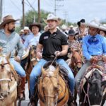 Felifer Macías participa en una cabalgata junto a habitantes de Santa Rosa Jáuregui.