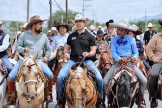 Felifer Macías participa en una cabalgata junto a habitantes de Santa Rosa Jáuregui.