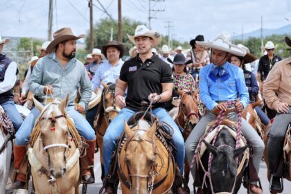 Felifer Macías participa en una cabalgata junto a habitantes de Santa Rosa Jáuregui.