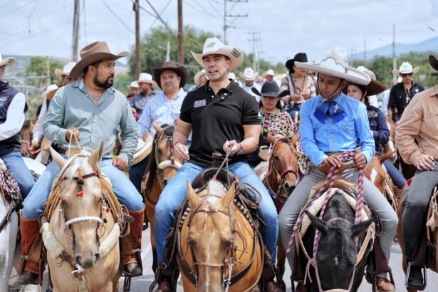 Felifer Macías participa en una cabalgata junto a habitantes de Santa Rosa Jáuregui.