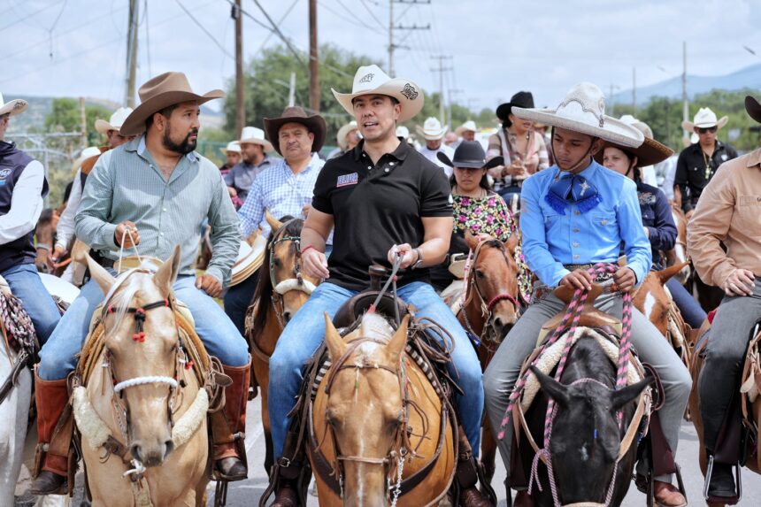 Felifer Macías participa en una cabalgata junto a habitantes de Santa Rosa Jáuregui.
